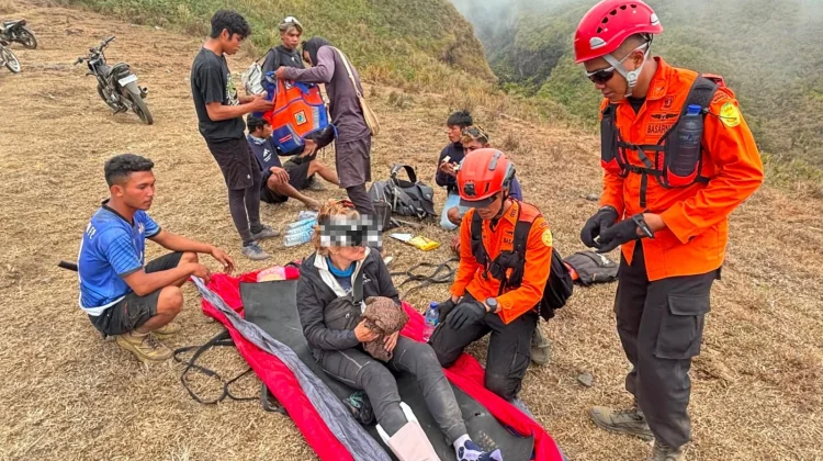Tim SAR Evakuasi WNA Prancis Cedera saat Turun dari Gunung Rinjani