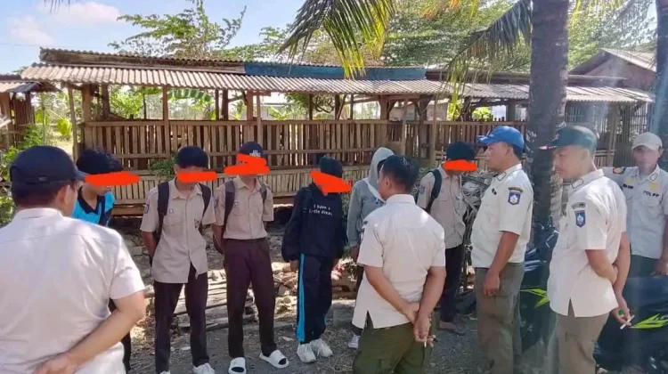 Satpol PP Loteng Temukan Pelajar Keluyuran Saat Jam Sekolah