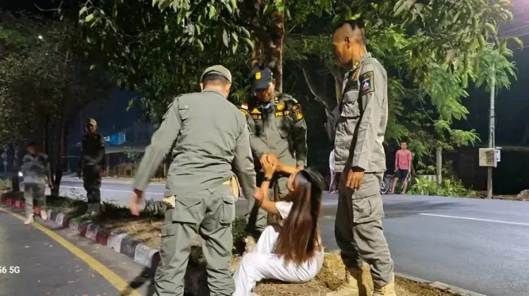 Patroli Malam Satpol PP Loteng Bubarkan Konsumsi Tuak Remaja