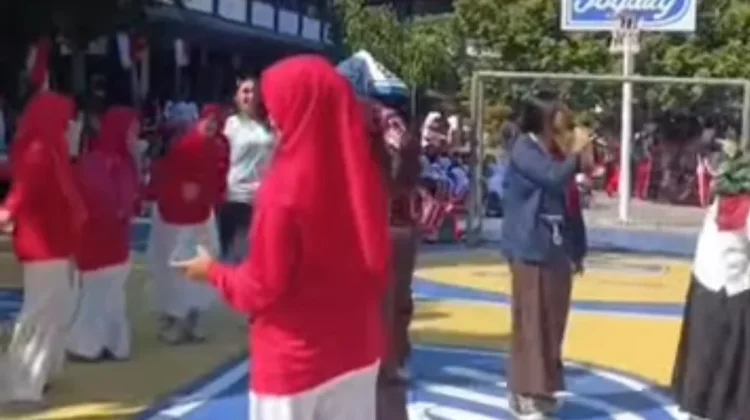 SMPN 2 Mataram Rayakan Kemerdekaan lewat Lomba dan Penghormatan Guru Purna Tugas