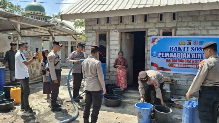Polres Lombok Timur Salurkan Air Bersih untuk Warga Sekaroh