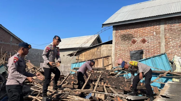Brimob NTB Sigap Bantu Warga Bima, Bersihkan Rumah Rusak akibat Gempa Flores