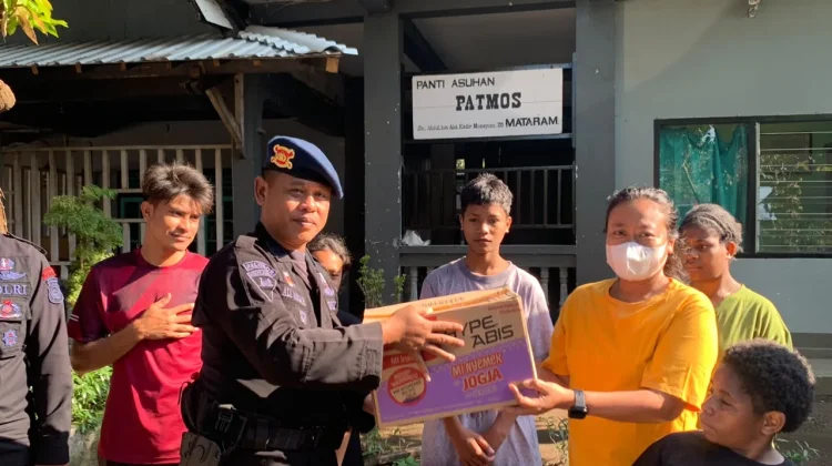 Sambut HUT RI ke-81, Brimob Polda NTB Berbagi Sembako ke Dua Panti Asuhan