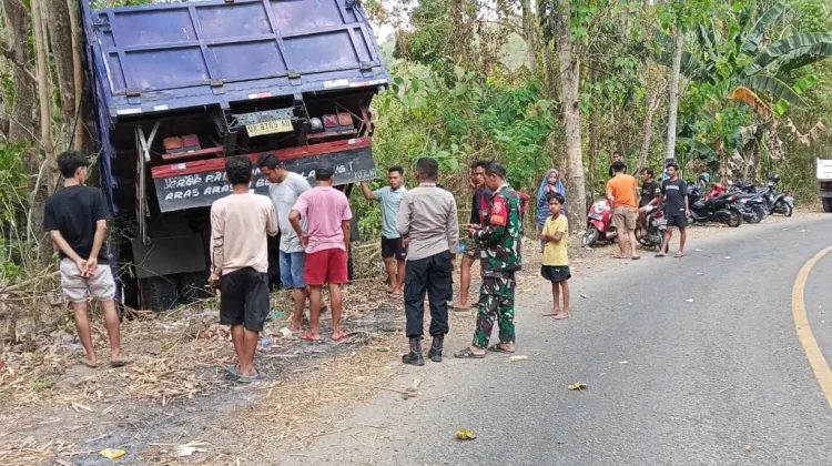 Diduga Kabin Lepas dari Pengunci, Truk Terperosok di Jalan Rontu-Kumbe