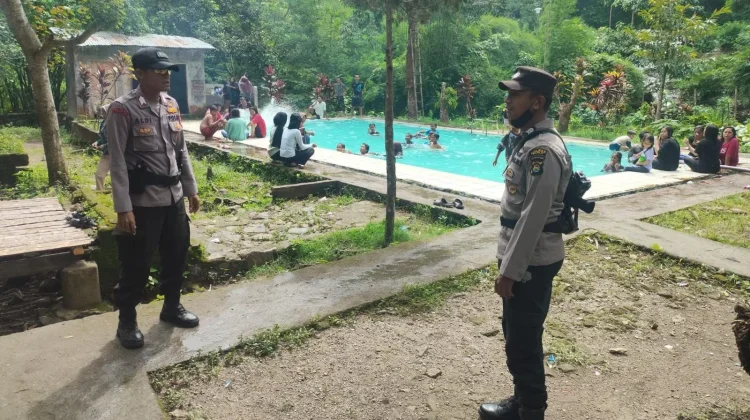 Biar Liburan Tenang, Polisi Keliling Tempat Wisata Madapangga