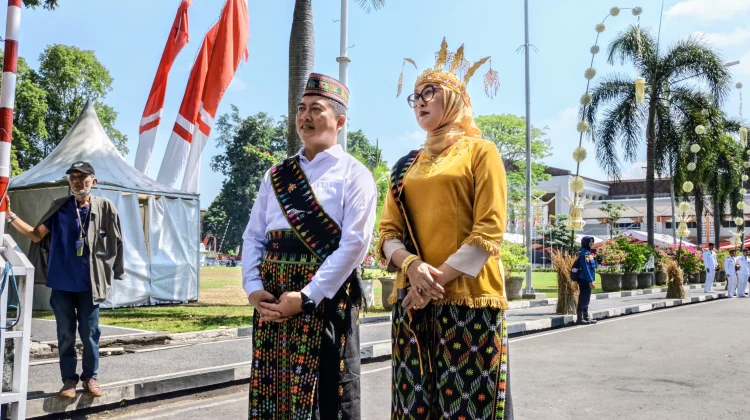 Gubernur Iqbal Kenakan Pakaian Adat Manggarai, Simbol Solidaritas NTB untuk NTT