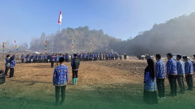Bersama Pemulung, DLH Kota Bima Rayakan Kemerdekaan di tengah Tumpukan Sampah