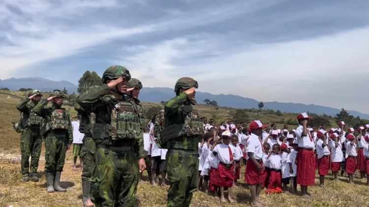 Satgas Yonif 742/SWY Hadirkan Kebahagiaan untuk Anak-Anak Kuyawage Papua