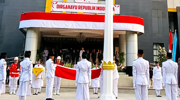 Upacara Penurunan Bendera HUT Ke-81 RI di Lombok Timur Berlangsung Khidmat