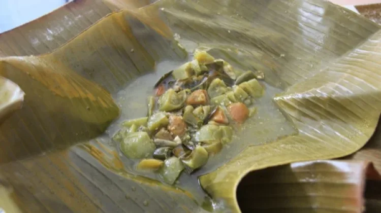 Garang Asem, Keunikan Rasa Asam Segar Daging Bungkus Daun Pisang
