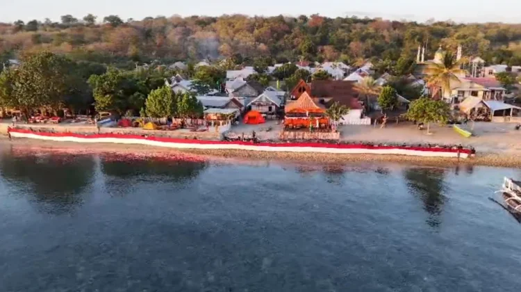 HUT ke-81 RI, 81 Meter Semangat Merah Putih Membentang di Pulau Moyo