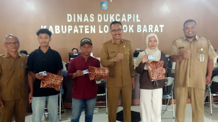 186 KTP Pemula Dicetak, Warga Ultah Tanggal 17 Terima KTP dari Dukcapil Lombok Barat