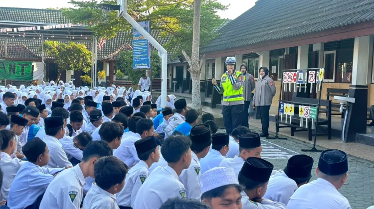 Ditlantas Polda NTB Ajari Siswa MTsN 3 Mataram Tertib Berlalu Lintas