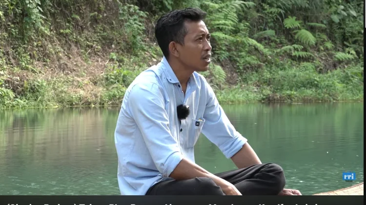 Rela Tak Menerima Upah demi Menata Telaga Biru
