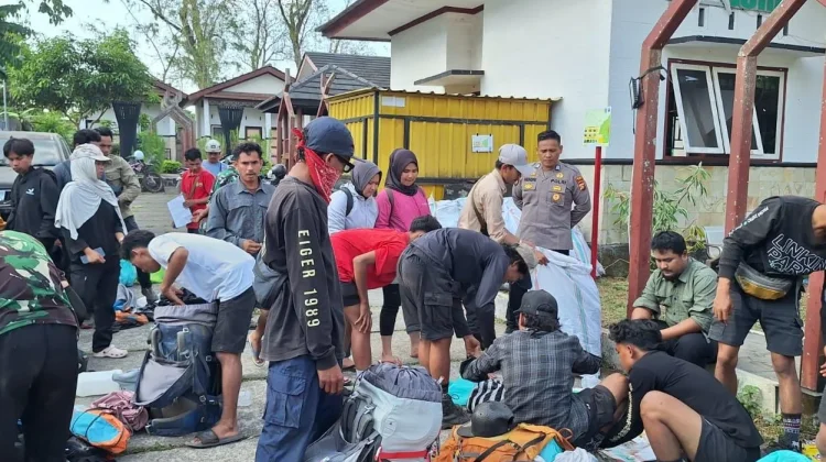 Bawa Edelweis dan Tinggalkan Sampah, 13 Pendaki Ditindak