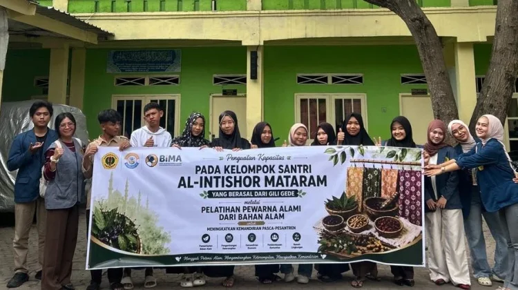 Unram Latih Santri Gili Gede Olah Bahan Lokal Jadi Pewarna Alami