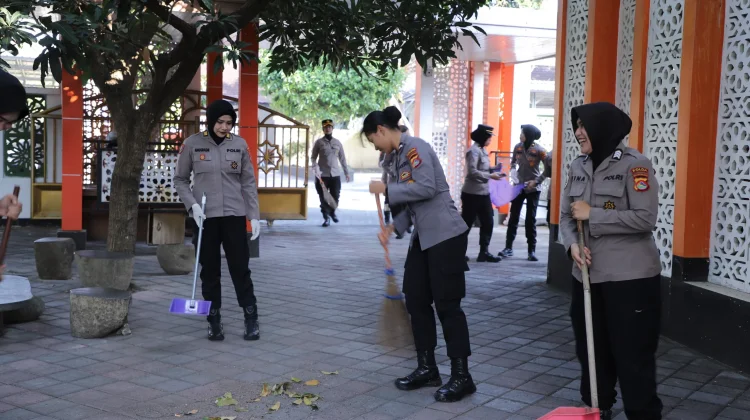 Jelang Hari Jadi ke-78, Polwan Polda NTB Kompak Bersihkan Lingkungan Mako