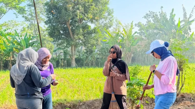 Sambut Hari Radio ke-81, Keluarga Besar RRI Mataram Bersih-Bersih Pemancar Tegal