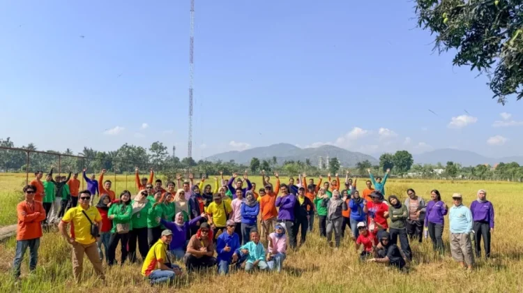 Karyawan RRI Mataram Gelar Gotong Royong di Kompleks Pemancar Tegal