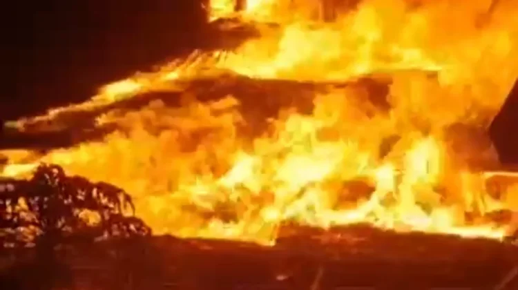 Kebakaran Hebat Melanda Kampung Adat Sade Lombok Tengah