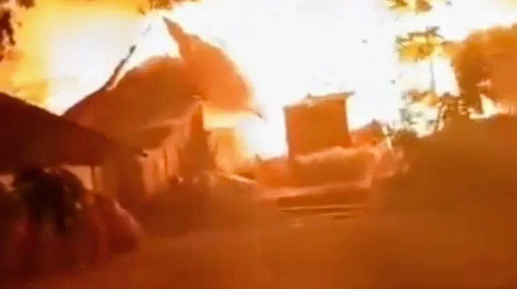 Ratusan Rumah di Kampung Adat Sade Dilalap "Si Jago Merah", Api Sulit Dipadamkan