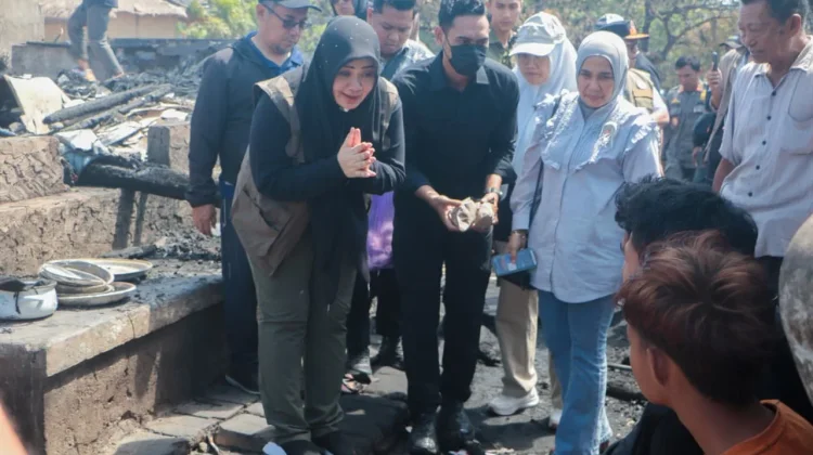 Wagub NTB dan Bunda Sinta Tinjau Korban Kebakaran Desa Adat Sade