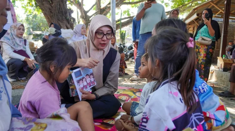 Bunda Sinta Berikan Trauma Healing untuk Anak-anak Sade Korban Kebakaran