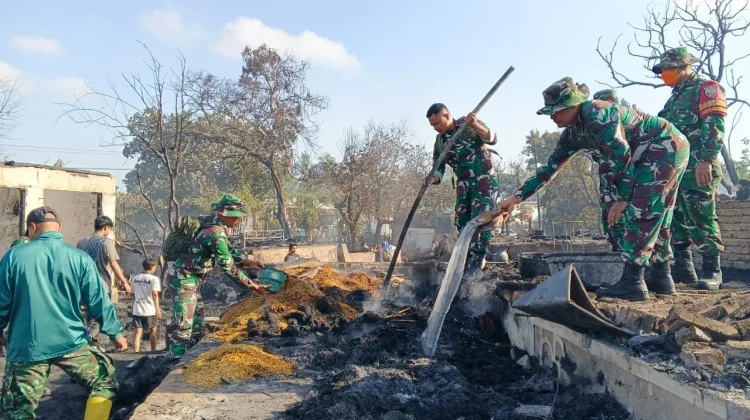 Satu Pleton Kodim Loteng Diterjunkan Bantu Penanganan Kebakaran Rumah Adat Sade