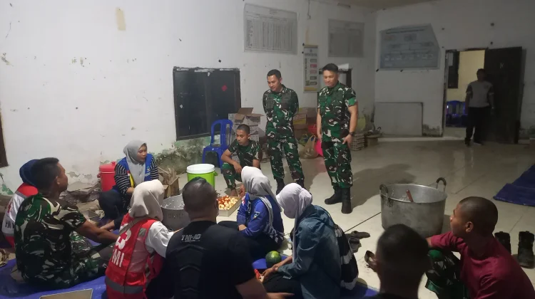 Kodim Loteng Dirikan Dapur Lapangan untuk Korban Kebakaran Rumah Adat Sade