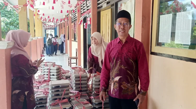 SMPN 1 Labuapi Atur Waktu Pemberian MBG Siswa agar Pelajaran Tetap Berjalan