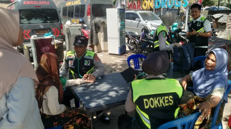 Biddokkes Polda NTB Gelar Bakti Kesehatan Gratis untuk Warga Desa Sade