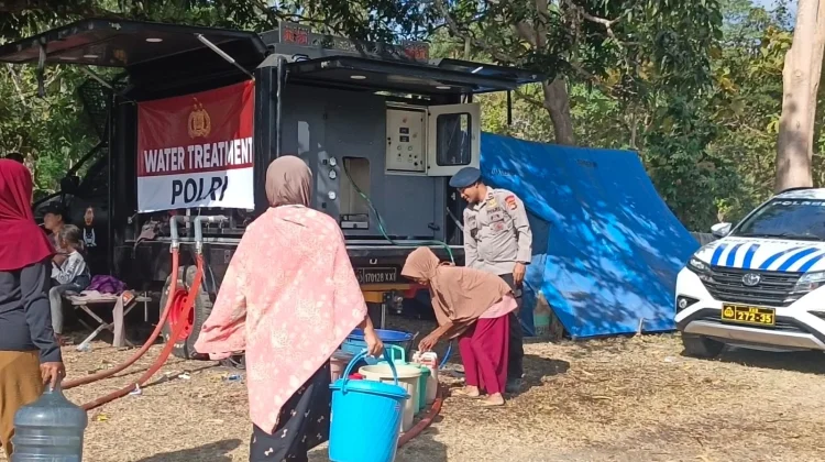 Brimob Polda NTB Salurkan 1.000 Liter Air Bersih untuk Warga Terdampak Gempa di Ende