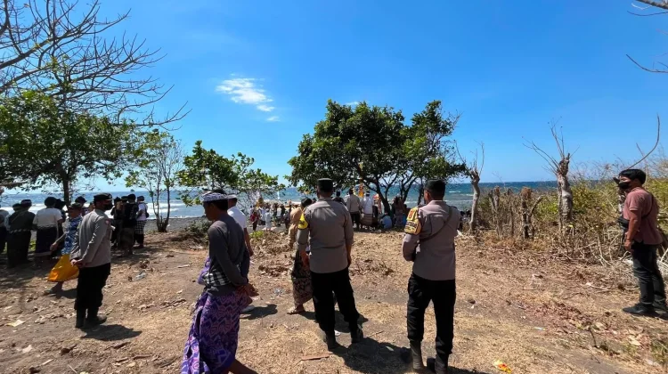 Melasti di Labuhan Kananga Berlangsung Khidmat, Polisi Kawal Jalannya Ibadah