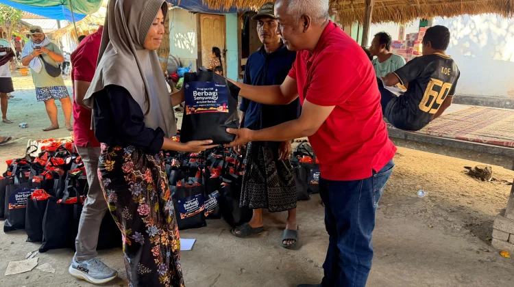 Telkomsel Salurkan Bantuan Sembako bagi Warga Terdampak Musibah di Desa Adat Sade