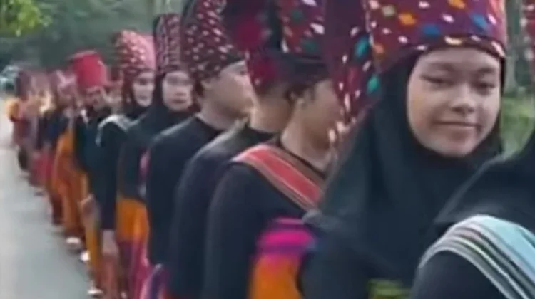 Parade Jong Warnai Rangkaian Maulid Adat Bayan