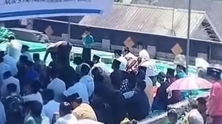 Di Tengah Puing Kebakaran, Warga Sade Tetap Laksanakan Salat Jumat