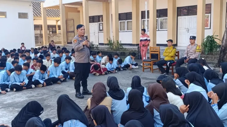 Kapolsek Ampenan Edukasi Siswa SMPN 11 Mataram tentang Hukum