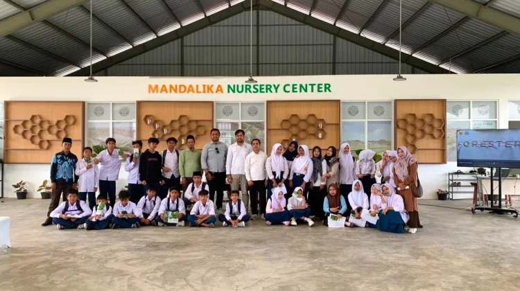 Siswa MTs Minhajul Ulum Ketara Belajar dari Alam di Persemaian Modern Mandalika