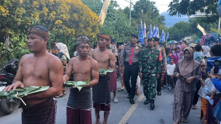 Polisi Amankan Tradisi Sakral Maulud Adat Masjid Kuno Bayan di Lombok Utara