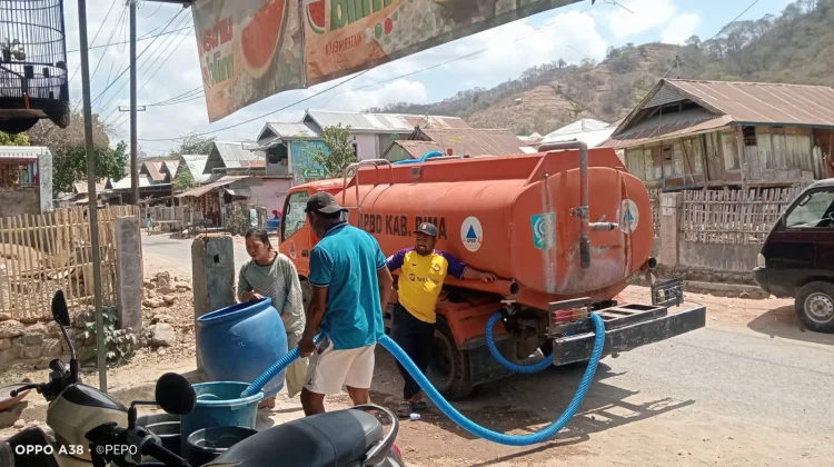 Kekeringan Melanda, BPBD Bima Salurkan 15 Ribu Liter Air Bersih