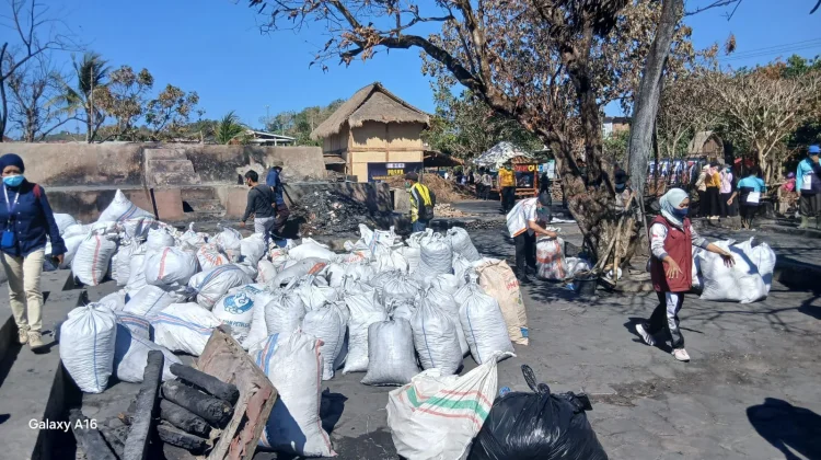 Sampah Sisa Kebakaran Sade Membanjiri TPA Lombok Tengah