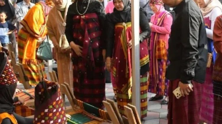 Tenun Bayan Makin Langka, Dekranasda NTB Dorong Regenerasi Penenun Muda