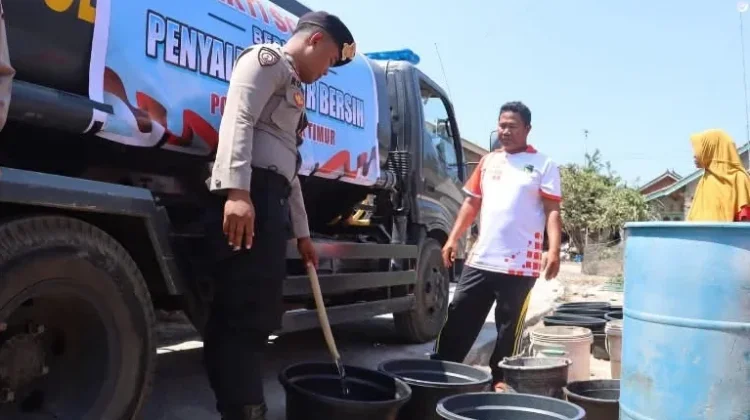 Polres Lombok Timur Salurkan Air Bersih untuk Warga Sekaroh