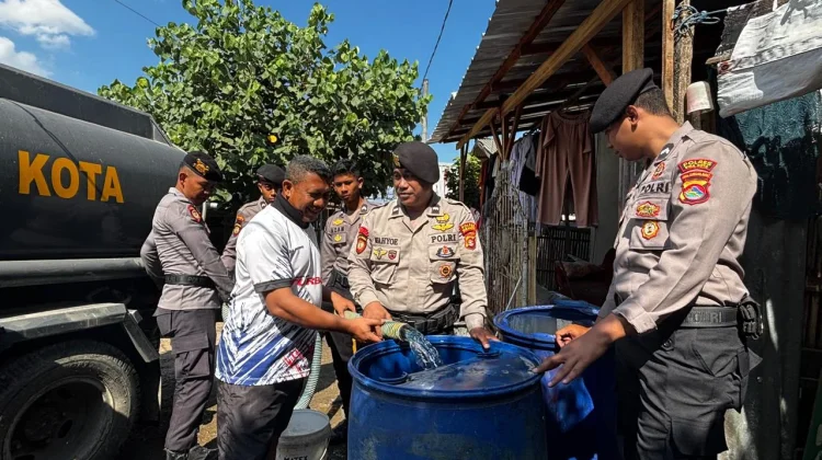 Polres Bima Kota Berbagi Air Bersih untuk Warga, di Pesisir Wadu Mbolo