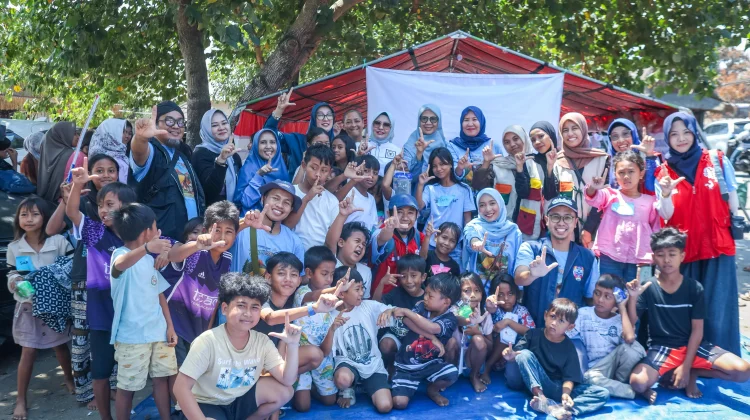 Mendongeng dan Bermain Isi Kegiatan Psikososial Anak Desa Sade