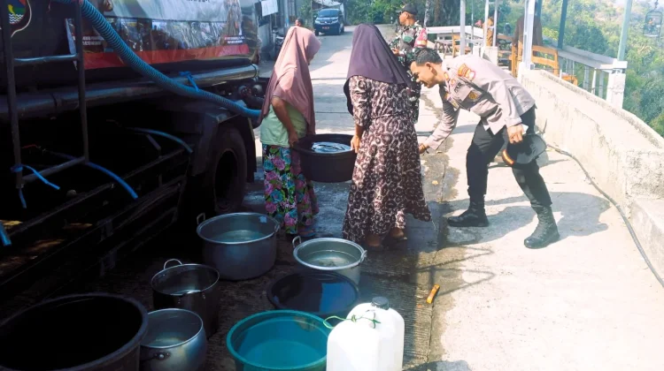 Krisis Air di Bukit Korea, Polresta Mataram Kirim Pasokan 5.000 Liter