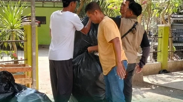 PT PLTMG Bima Serahkan 16,1 Kg Botol Plastik ke DLH Kota Bima