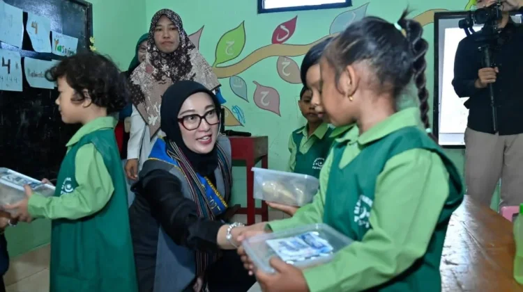 Cegah Stunting, GEMARIKAN NTB Bagikan 250 Paket Olahan Ikan untuk Anak