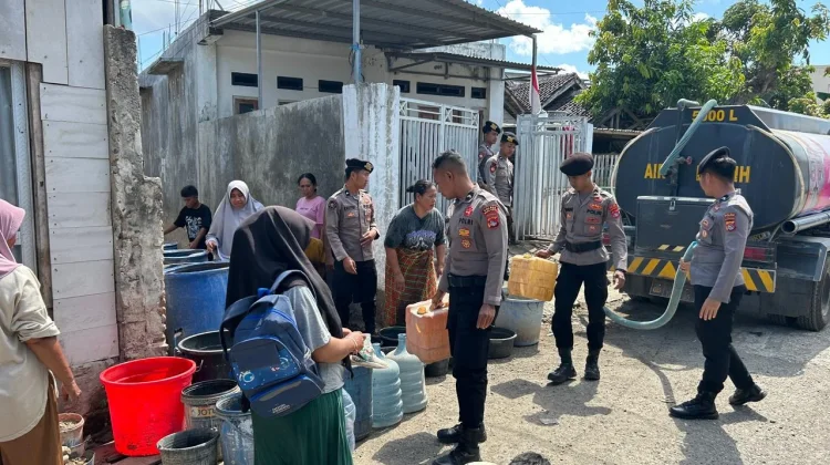 Polres Bima Kota Salurkan Air Bersih di Lingkungan Bina Baru