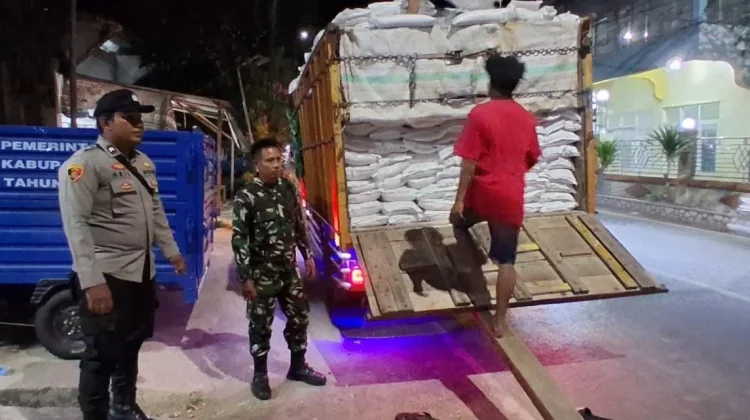 Polisi Kawal Penyaluran Beras, 403 Warga Desa Leu Terima Bantuan